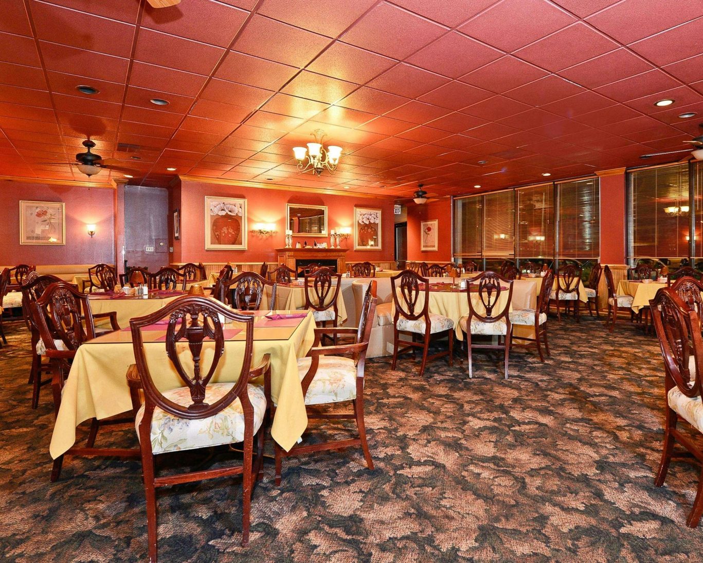 Mountain View Restaurant with vintage décor and dining setup at Hiawassee hotel.